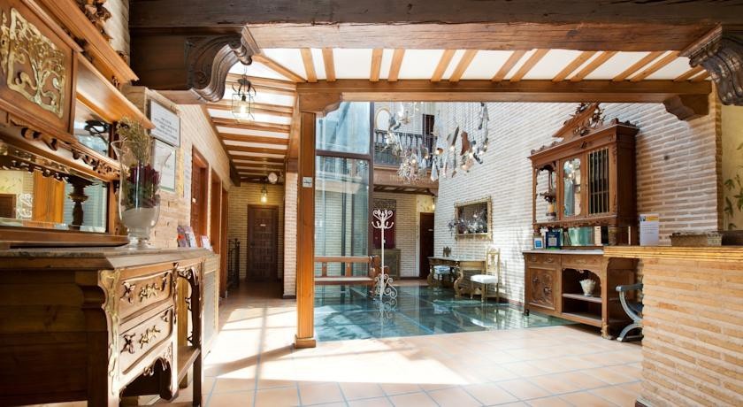 El Hostal Puerta Bisagra 2*