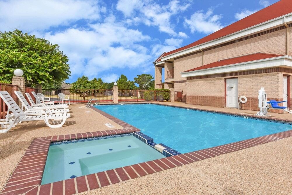 Days Inn Granbury 2*