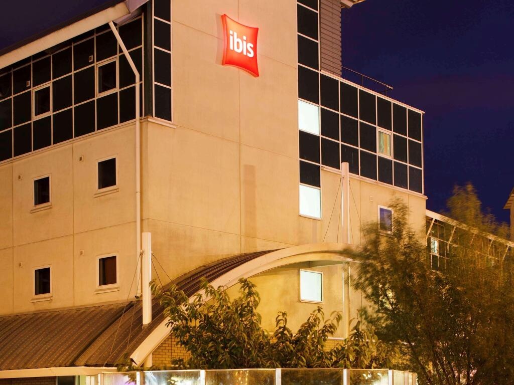 Ibis Cardiff 2*