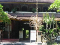 Agung &amp; Sue Watering Hole I / Watering Hole I Hotel 2*