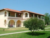 Kamari Apartments 4*