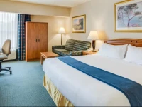 Holiday Inn Express Southington 2*
