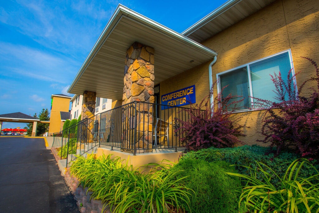 Holiday Inn Express Bemidji 2*