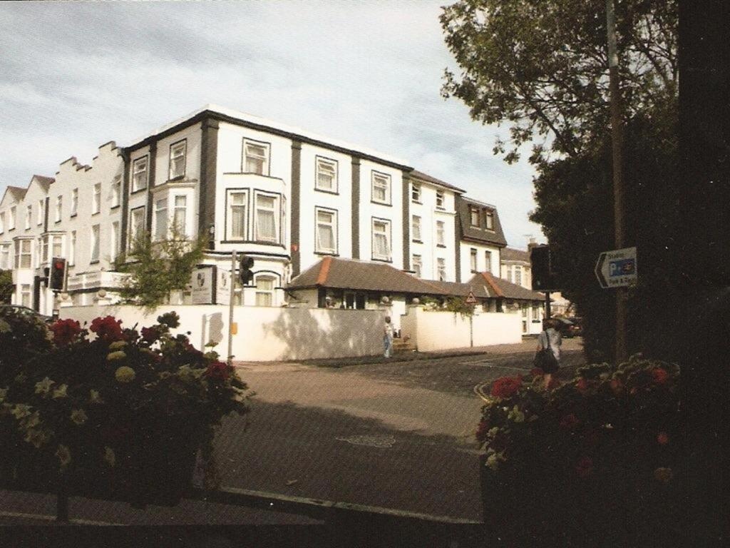 Langham Court 2*