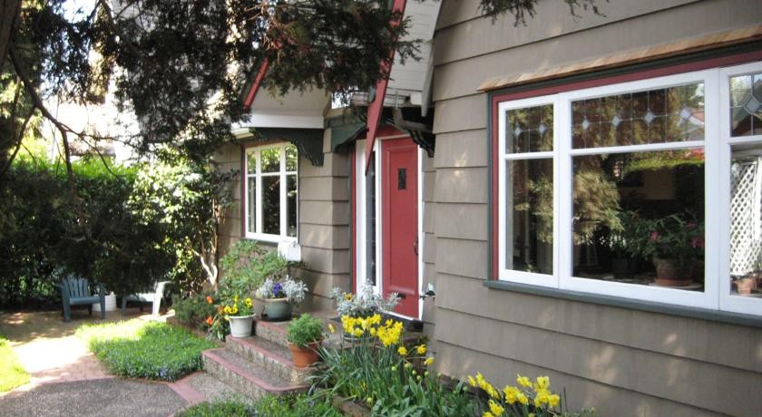 Point Grey Guest House 2*