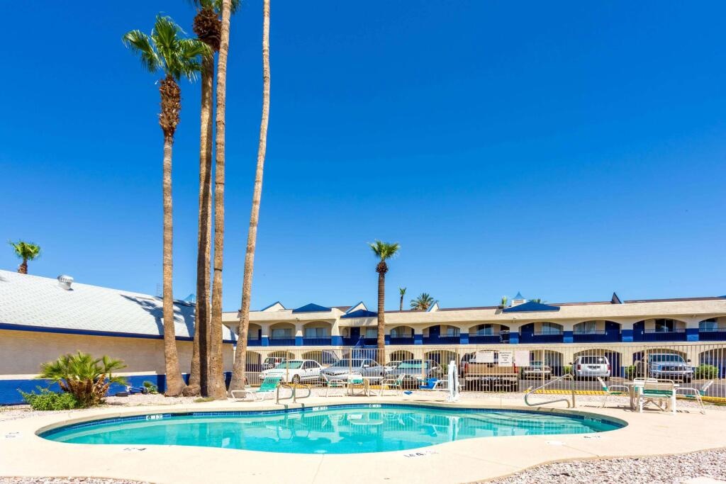 Days Inn Phoenix Airport 2*