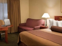 Clubhouse Inn & Suites Topeka 3*