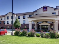 Comfort Suites Pratt 2*