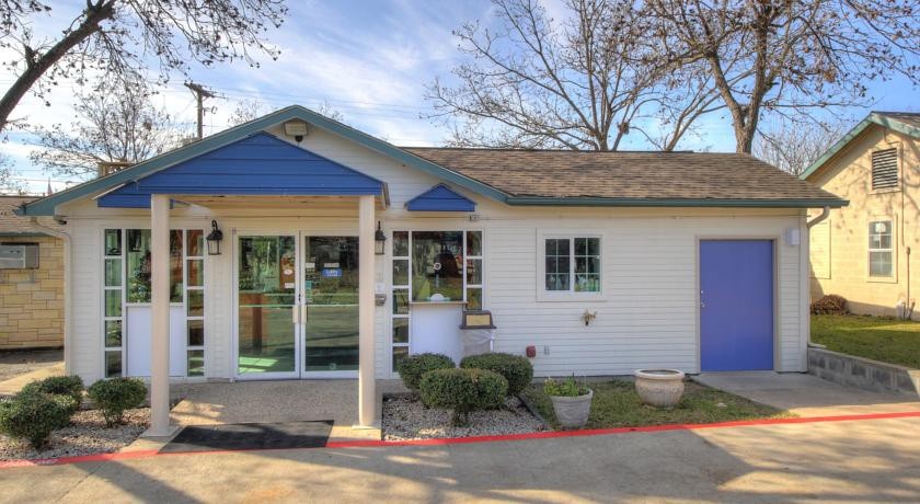 Motel 6 Kerrville 2*