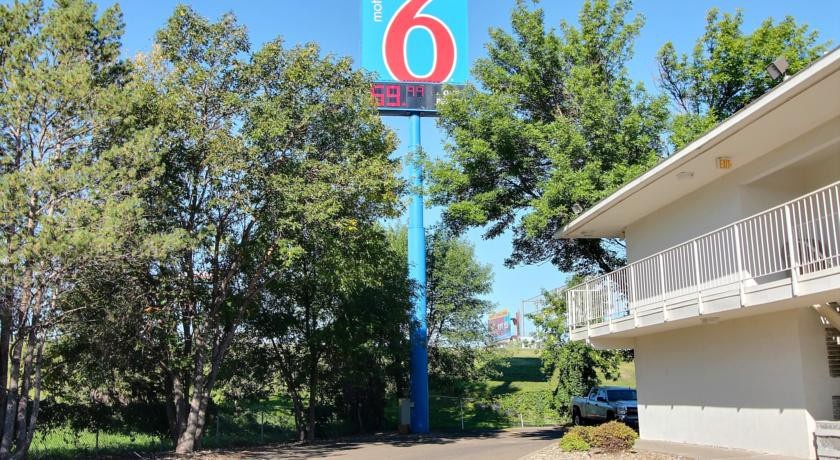 Motel 6 Bismarck 2*