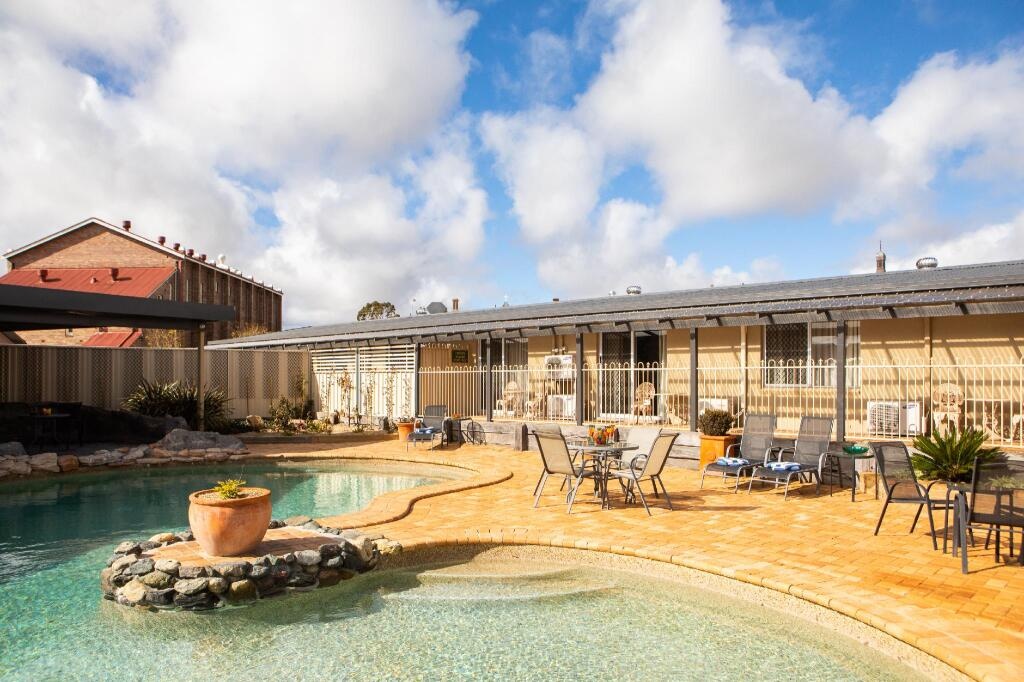 New England Motor Lodge 4*