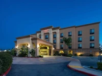 Hampton Inn Visalia 3*