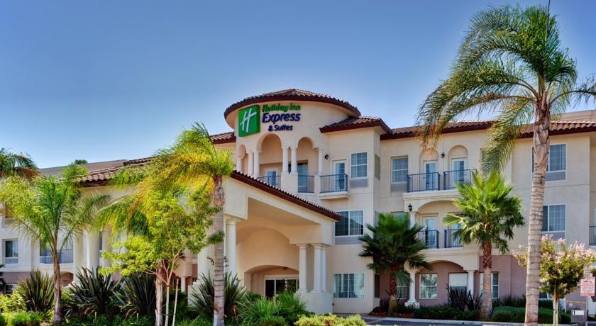 Holiday Inn Express Hotel & Suites Corona 2*