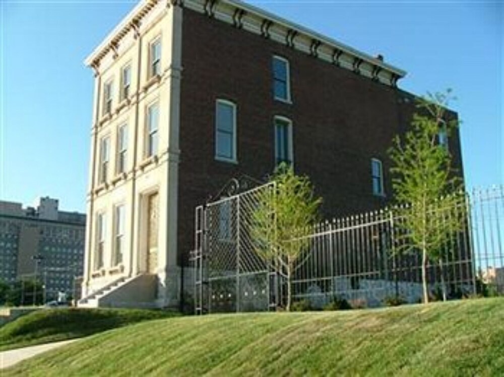 Grand Center Inn 3*