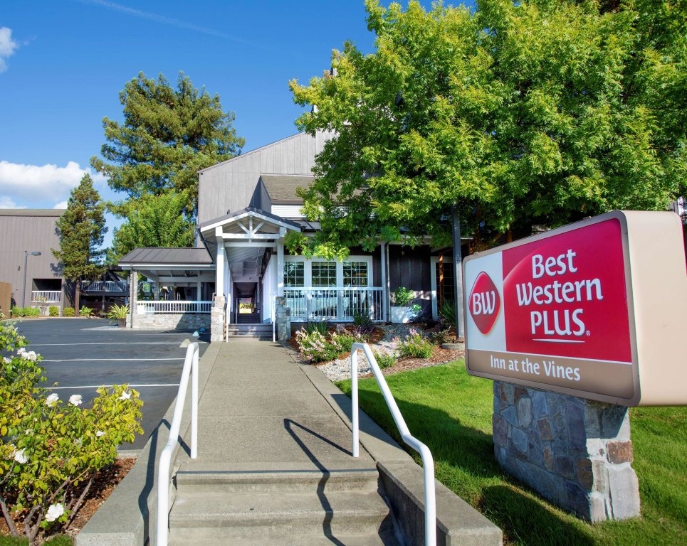 BEST WESTERN Plus Inn at the Vines 3*