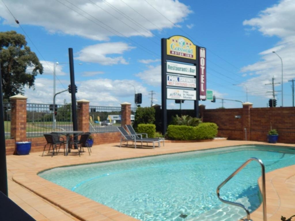 Cotswold Motor Inn 4*