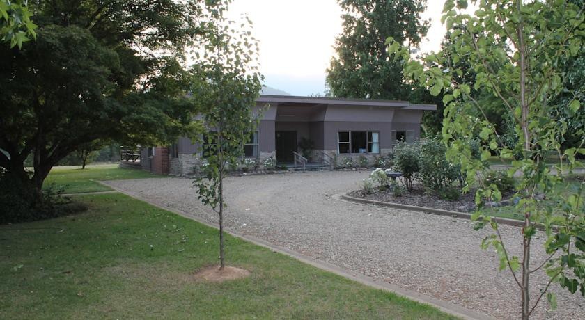 Buffalo Motel and Country Retreat 4*