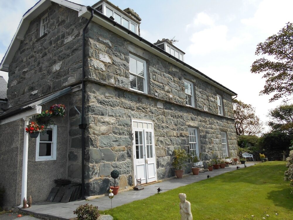 Llwyndu Farmhouse 4*
