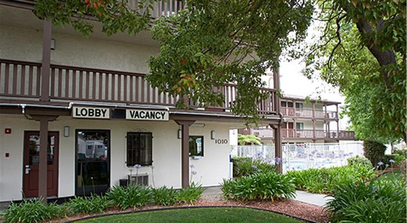 EZ 8 Motel Old Town 2*