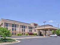 Hampton Inn Staunton 2*