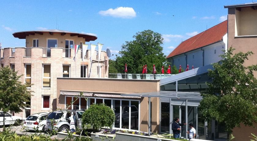 CE Plaza Hotel 4*