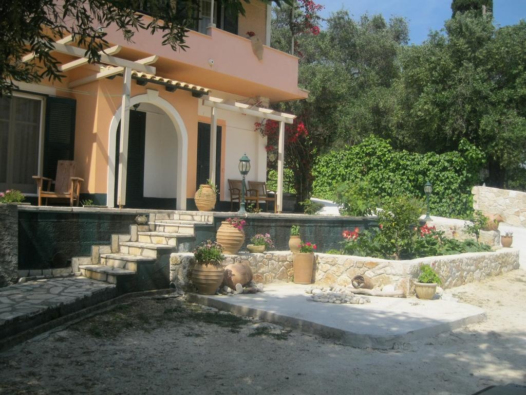 Byronas Apartments  