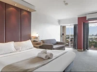 Metro Hotel Perth 3*
