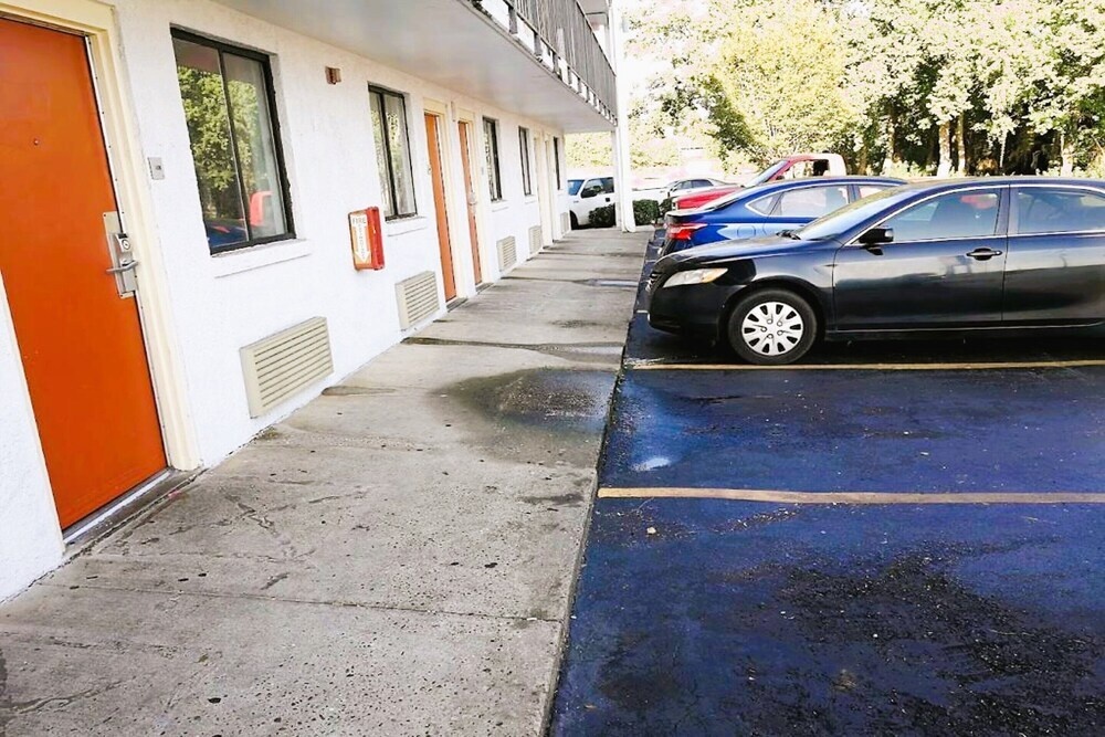 Motel 6 Mobile North 1*