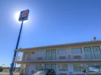 Motel 6 Needles 2*
