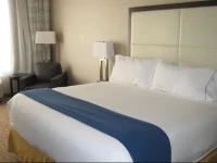 Holiday Inn Express Kelowna 3*