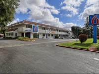 Motel 6 Petaluma 2*