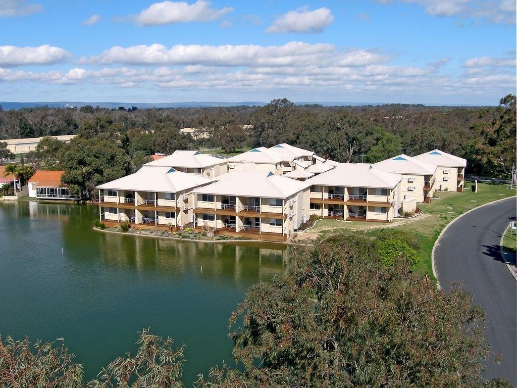 Lakeside Holiday Apartments 4*