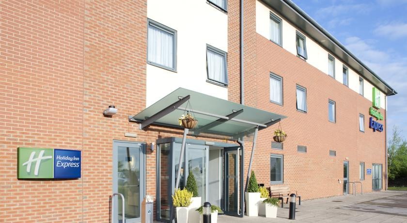 Holiday Inn Express Bedford 3*