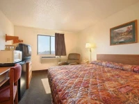 Super 8 Roanoke 2*