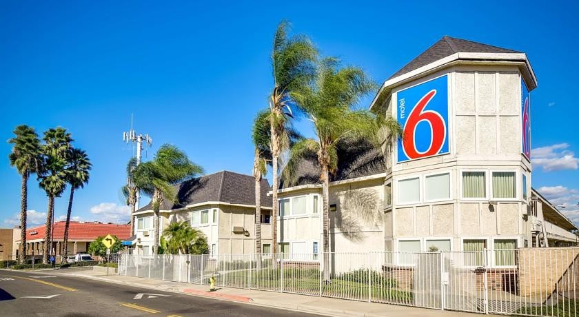 Motel 6 Riverside South 2*