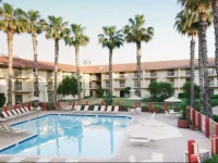 DoubleTree by Hilton Bakersfield 3*