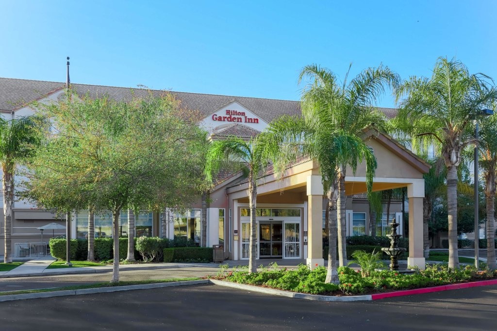 Hilton Garden Inn Bakersfield 3*