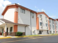 Super 8 Petersburg 2*