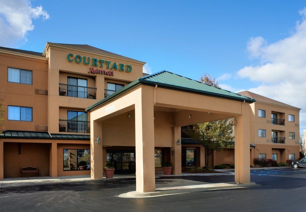 Courtyard Detroit Utica 3*