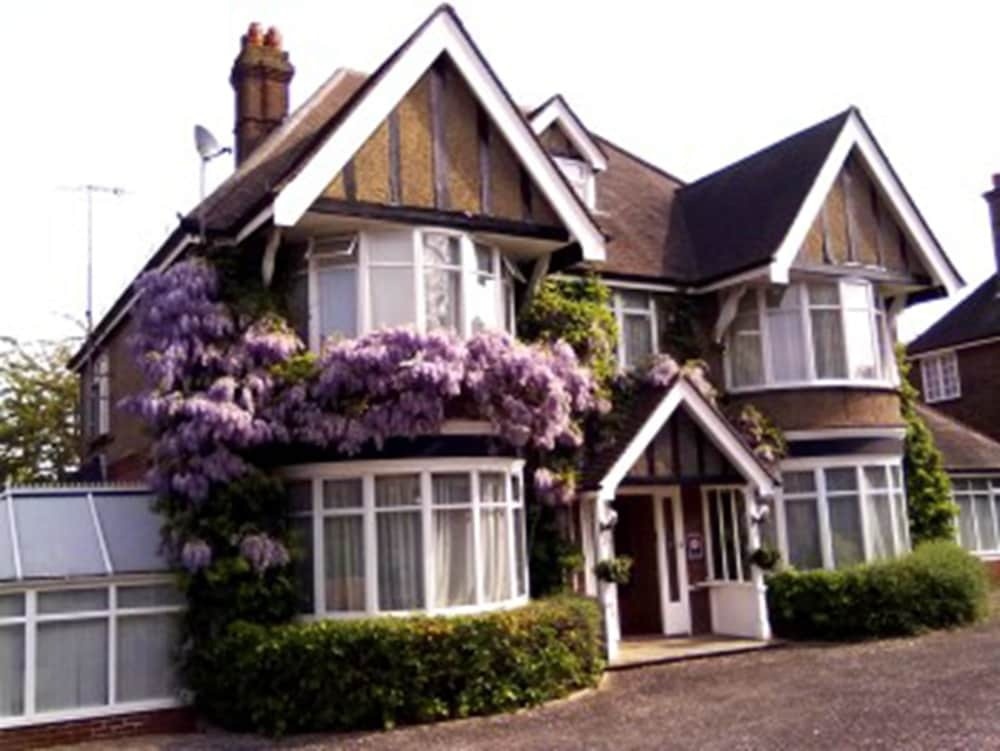 Cranston House 4*