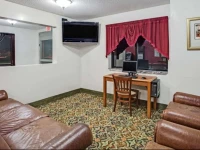 Super 8 Crystal Lake 2*