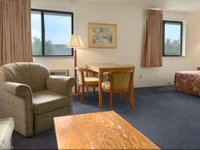 Super 8 Davenport 2*