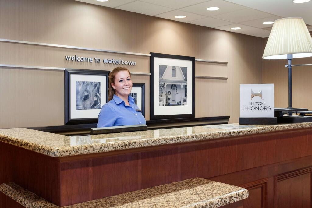 Hampton Inn Watertown 2*