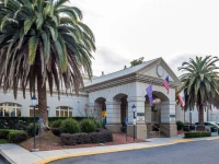 Lions Gate Hotel 3*