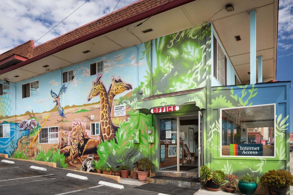 Aqua Breeze Inn 2*