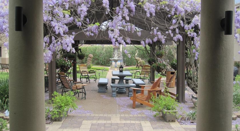 Vineyard Court Designer Suites Hotel 4*