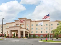 Hampton Inn Kingston 3*