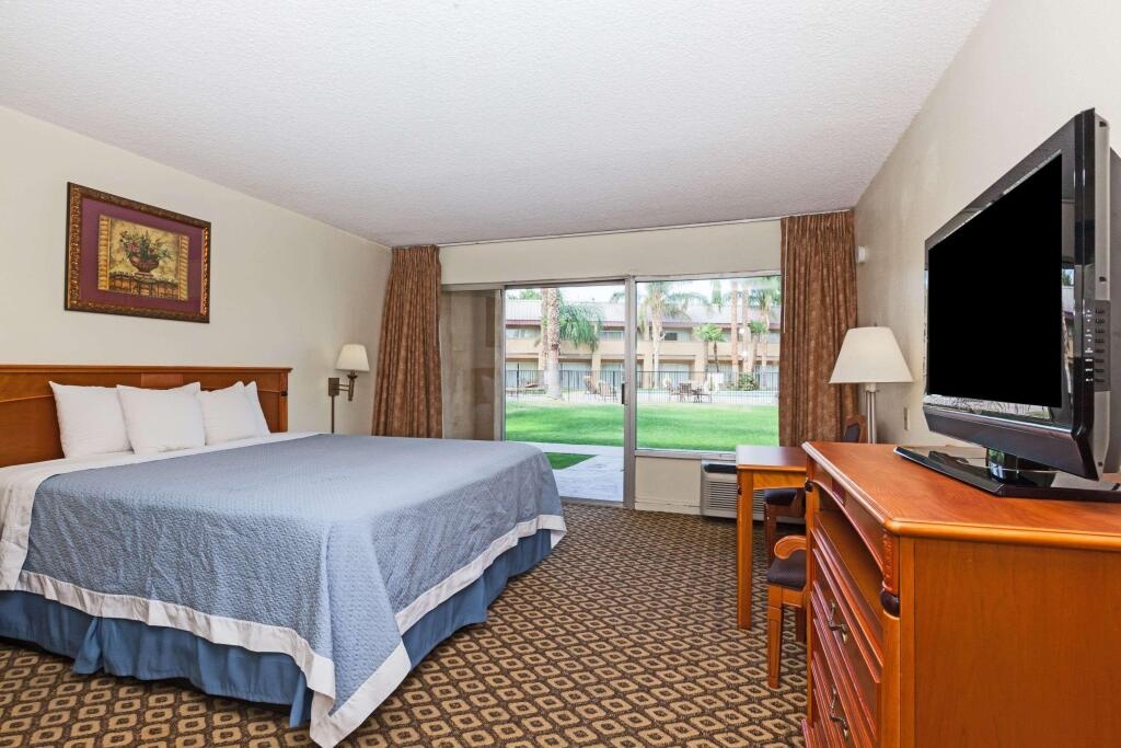 Days Inn Bakersfield 2*