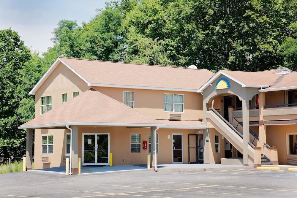 Days Inn Fairmont 2*