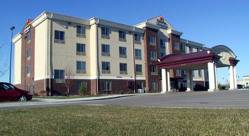 Holiday Inn Express Hotel & Suites Grand Forks 2*